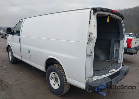 2017 Chevrolet Express 2500 Work Van z USA, uszkodzony, nr VIN 1GCWGAF18H1321477